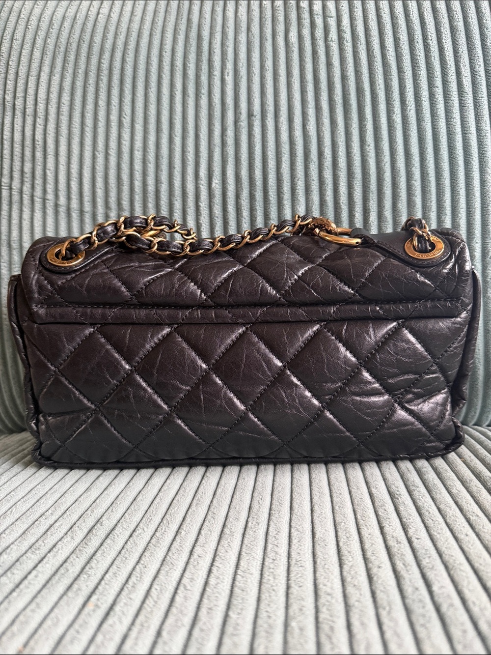 CHANEL Black Quilted Crinkled Leather Shoulder Bag with Gold Chain - Picture 2 of 8